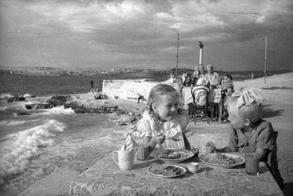 Евгений Халдей. Обед в детском саду на берегу моря. Севастополь. 1944