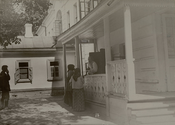 Л. Н. Толстой беседует с просителями-крестьянами. 1908 г. Фотограф: Карл Булла.