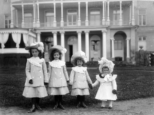 Великие княжны Ольга, Татьяна, Мария, Анастасия  Ливадия, Крым, 1903  Фотоателье «К. Е. фон Ган и Кº»  РГАКФД